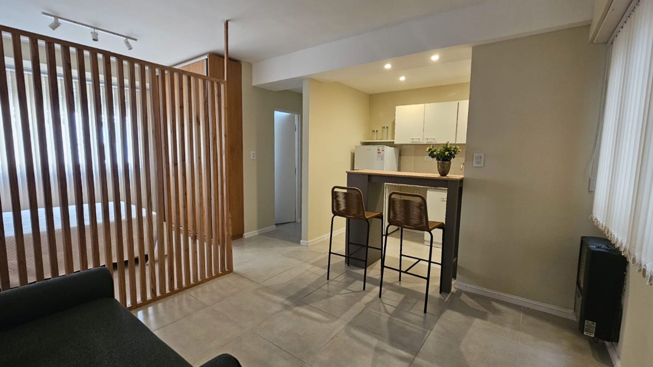 OPRTUNIDAD EN VENTA .-MONOAMBIENTE -CON COCINA INTEGRADA -CONDIVISIONDORMITORIO.-TOTALMENTE RECICLADO.-ZONA CENTRO