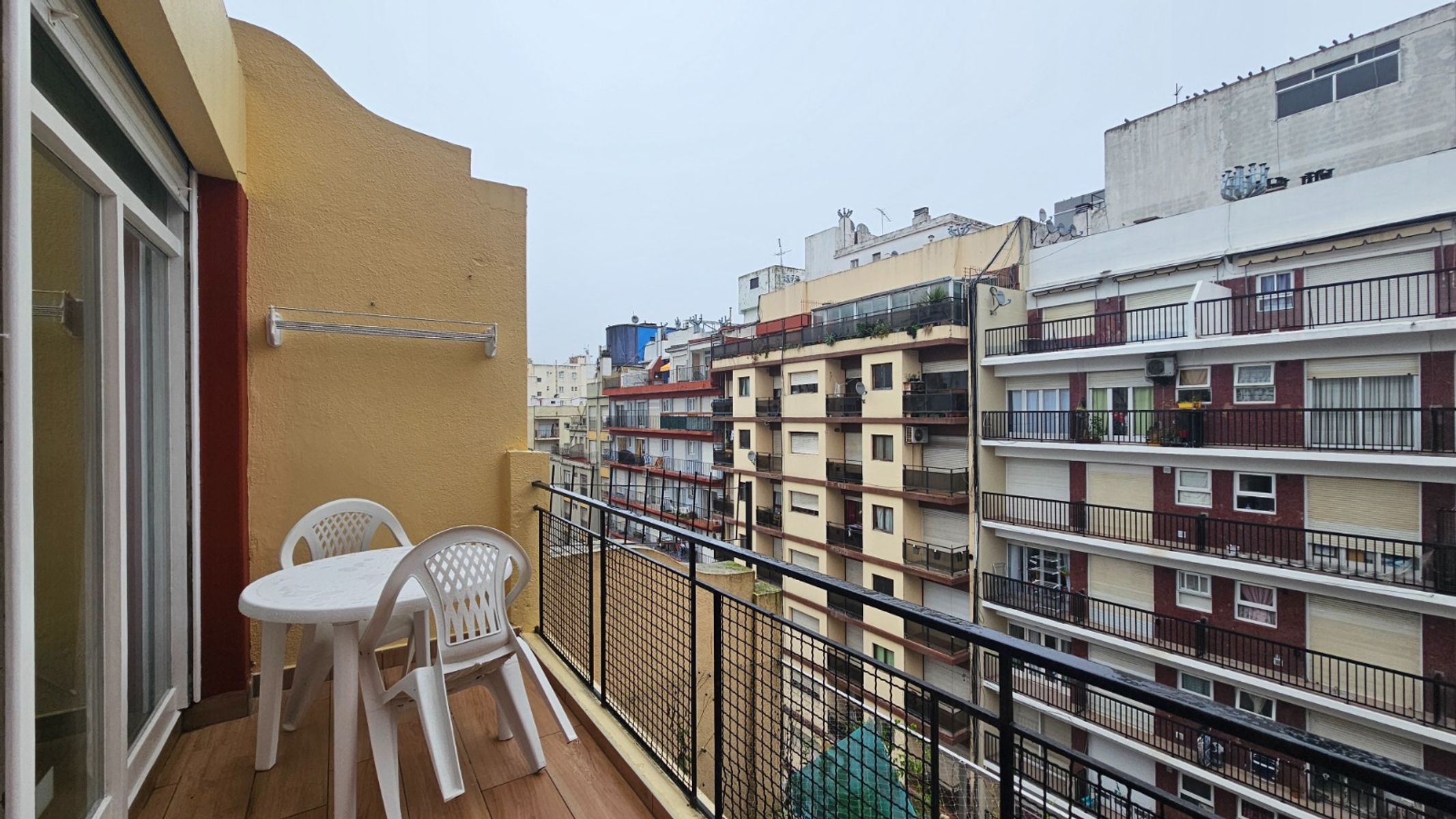 OPORTUNIDAD.- DEPARTAMENTO DE UN AMBIENTE - CON BALCON TERRAZA.-ZONA CENTRO.-