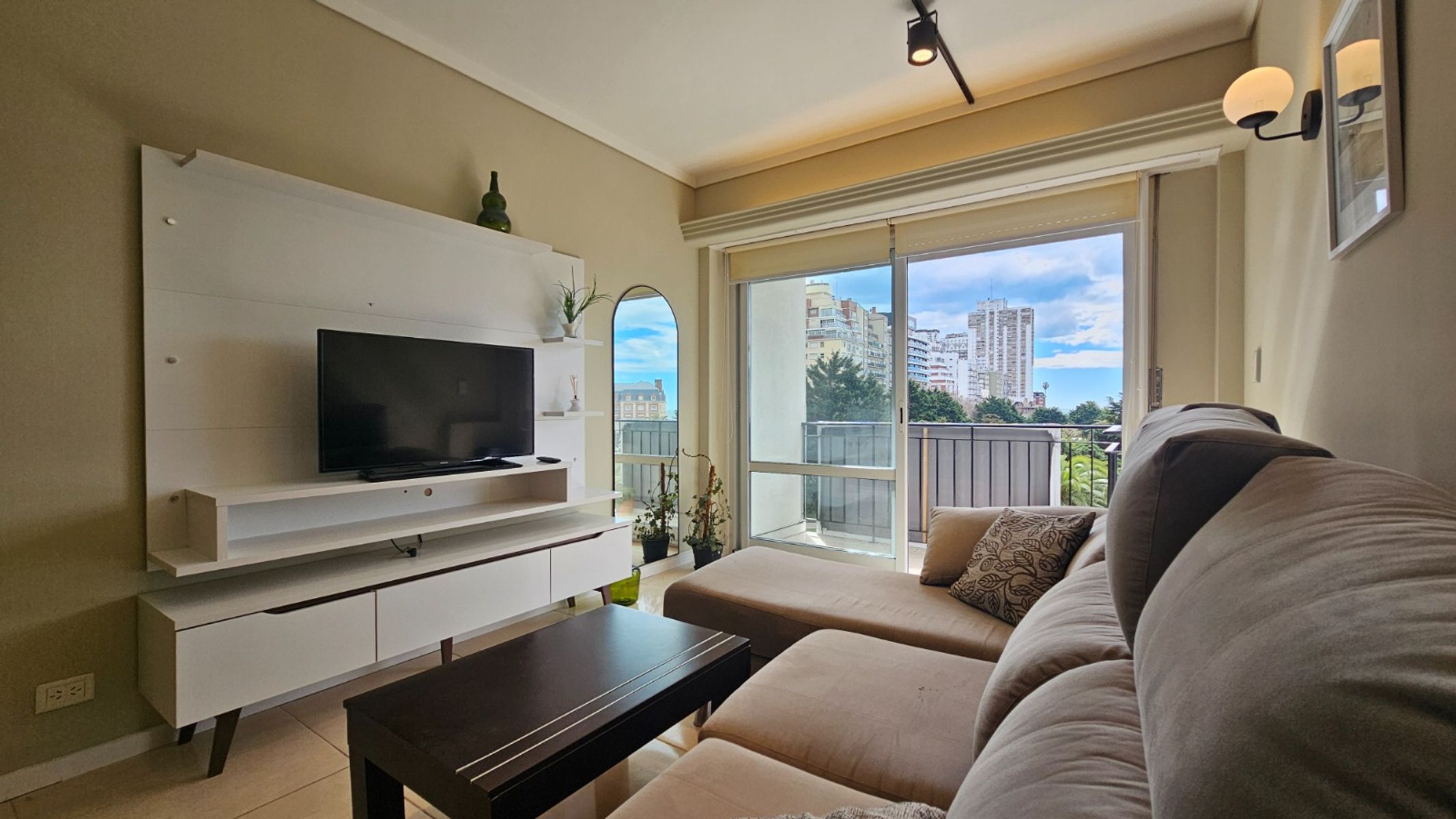 OPORTUNIDAD .- DEPARTAMENTO DE 2AMBIENTES - CON BALCON SALIENTE CON VISTA ABIERTA A PLAZA COLON - VEREDA DE SOL.-