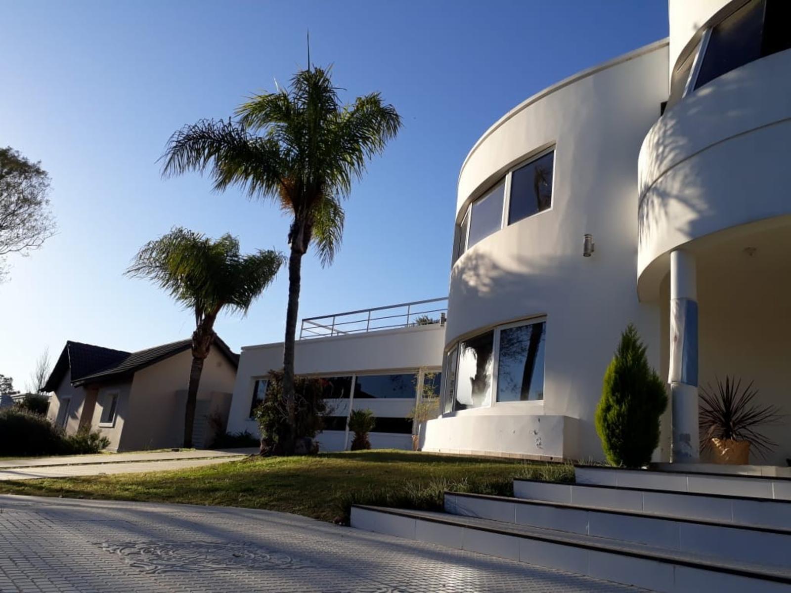 ALQUILER EXCLUSIVA CASA DE 3 DORMITORIOS LOS CIELOS VALLE ESCONDIDO