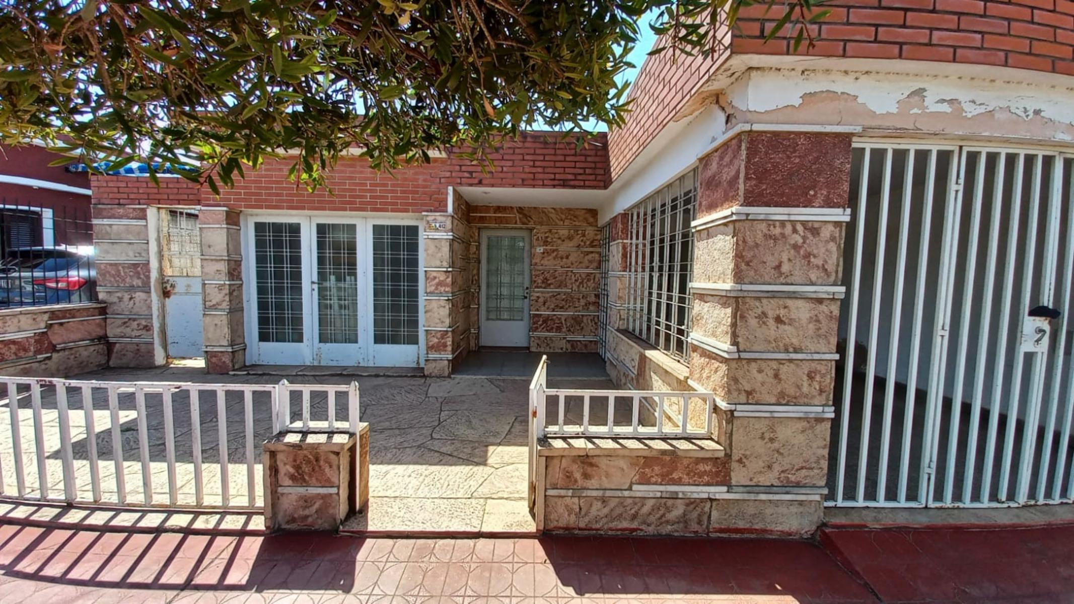 VENTA CASA 2 DORMITORIOS MAS DEPARTAMENTO BARRIO CIUDADELA A METROS DE VELEZ SARSFIELD