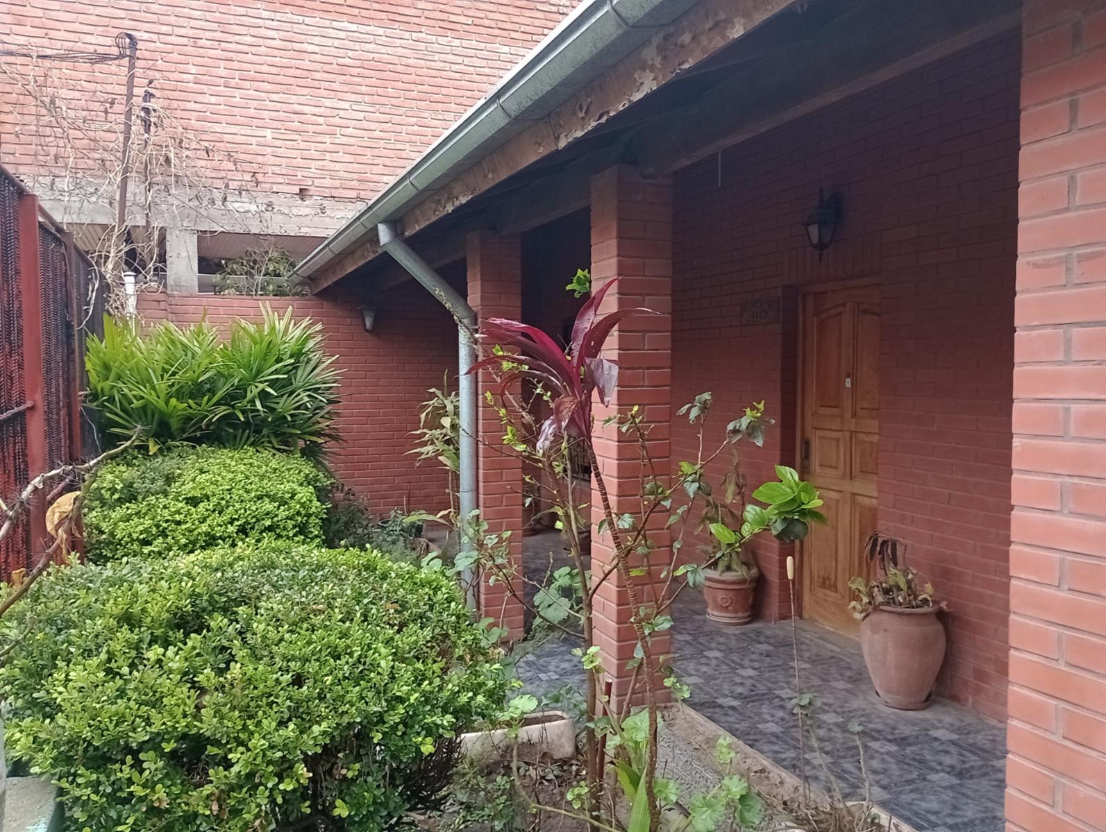VENTA DE CASA EN LOTE PROPIO DE TRES AMB. ZONA J.L. SUAREZ