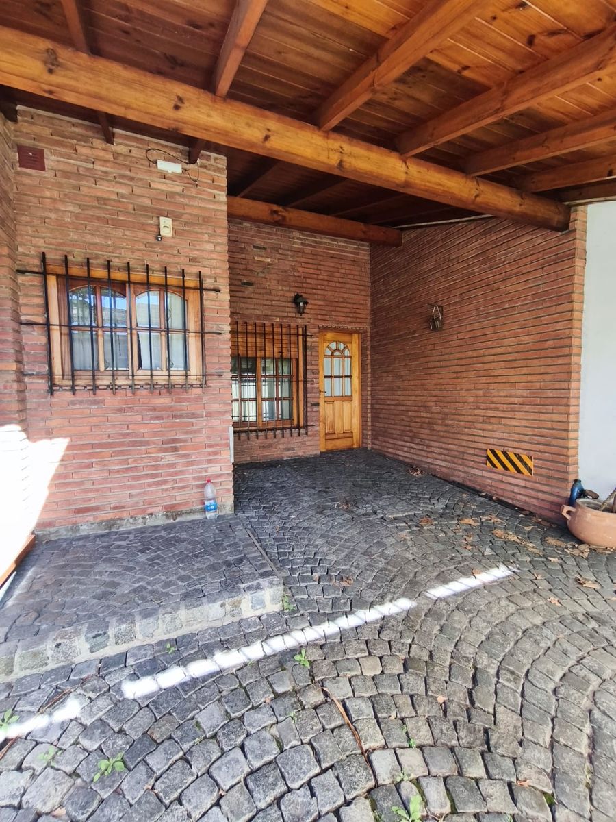 VENTA DE CASA EN TRES AMB.