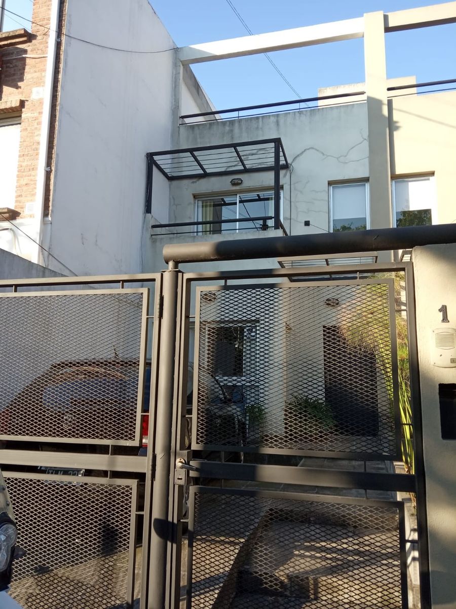 VENTA DE HERMOSA CASA DE CUATRO AMB EN MUY BUENA ZONA.