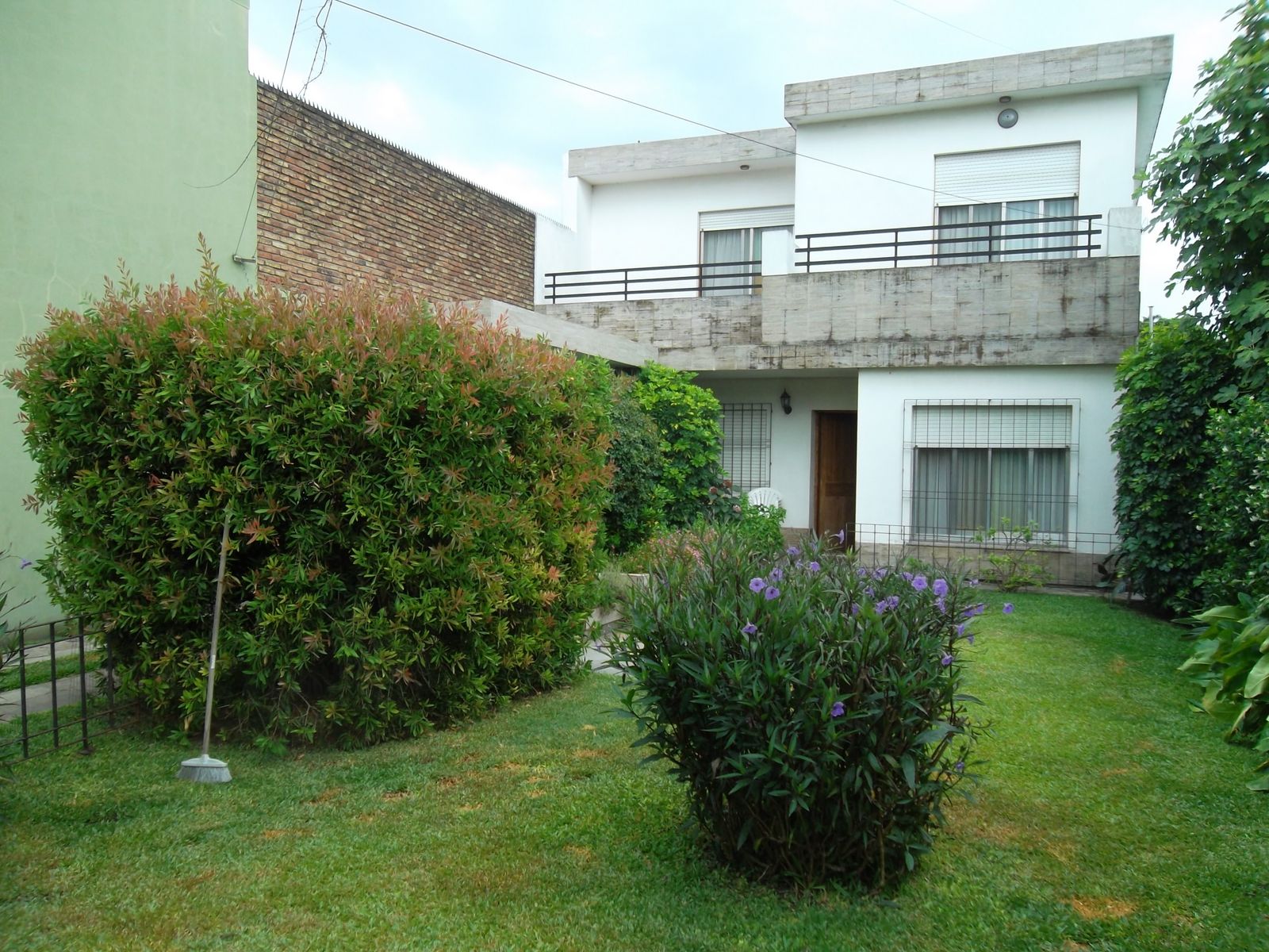 VENTA CASA CINCO AMB. CON COCHERA
