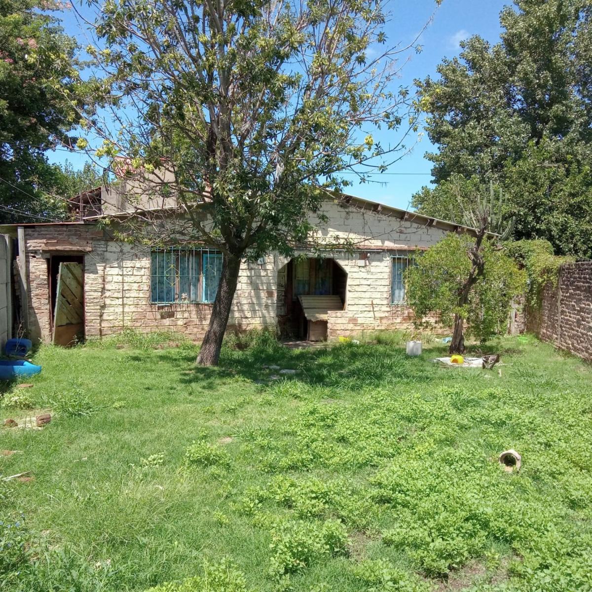 A seis cuadras de Estación Monte Chingolo -Lanus.