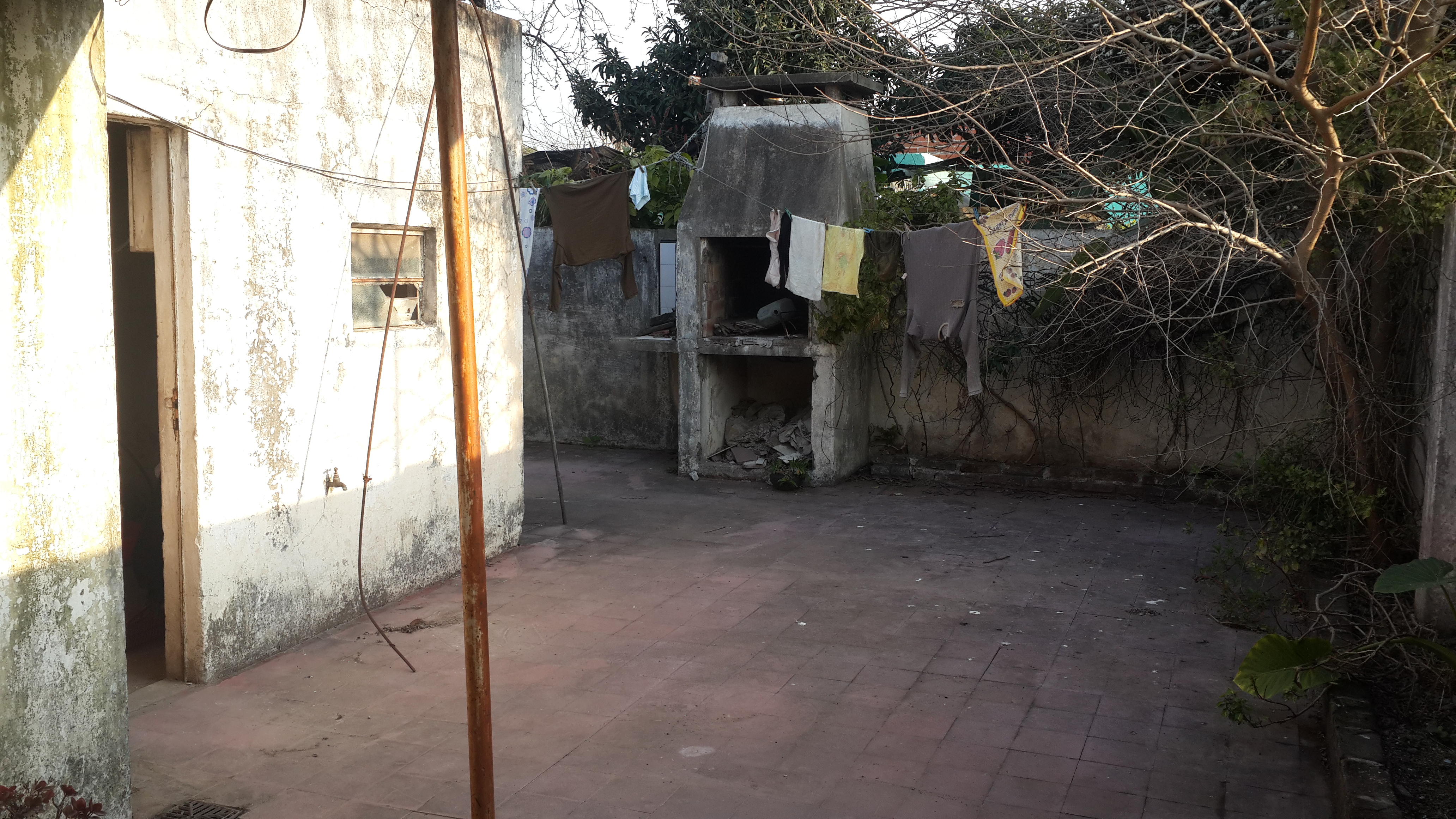 Casa en Ituzaingo Sur para 2 familias. Buena ubicacion, a refaccionar.