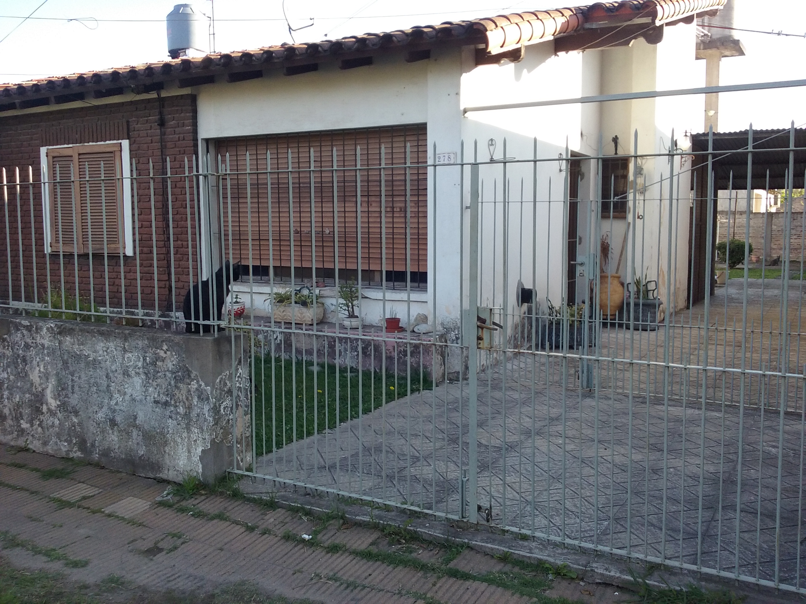 Chalet clásico en muy bue estado de conservación a 300m de Balbín y 6 cuadras del hospital Héroes de Malvinas. 