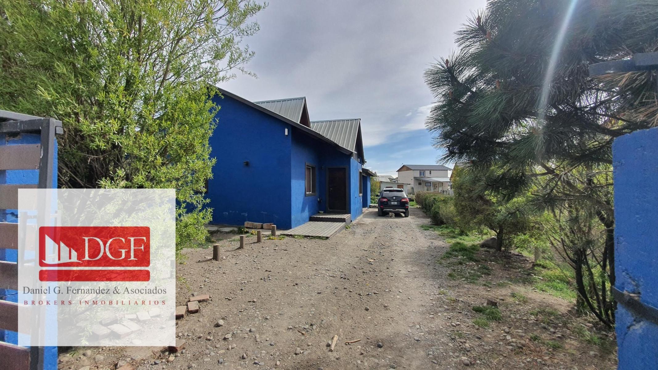 Amplia vivienda ubicada en B. Linda Vista. Cuenta con amplio quincho con parilla integrada, cocina, tres dormitorios, altillo, toilette y baño completo. En su exterior consta de amplio patio.