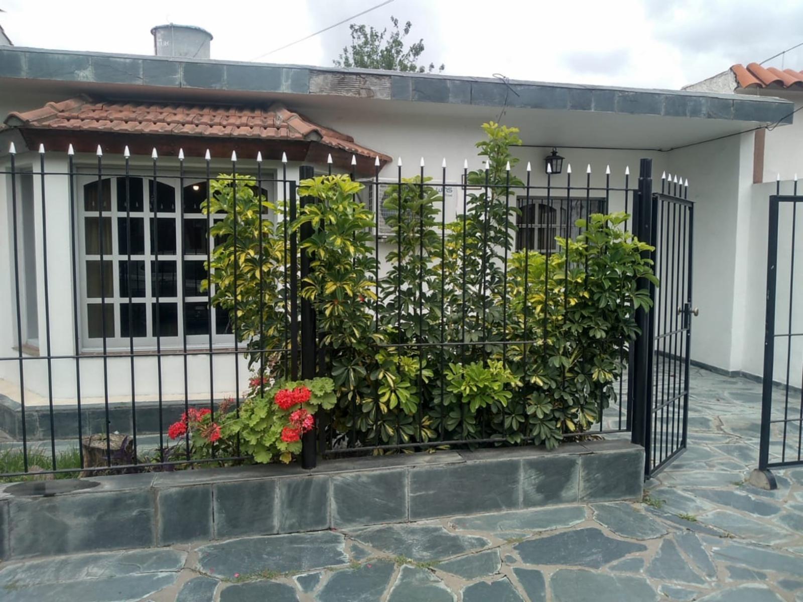 EXCELENTE PROPIEDAD DE 4 AMBIENTES UBICADA EN CASTELAR SUR