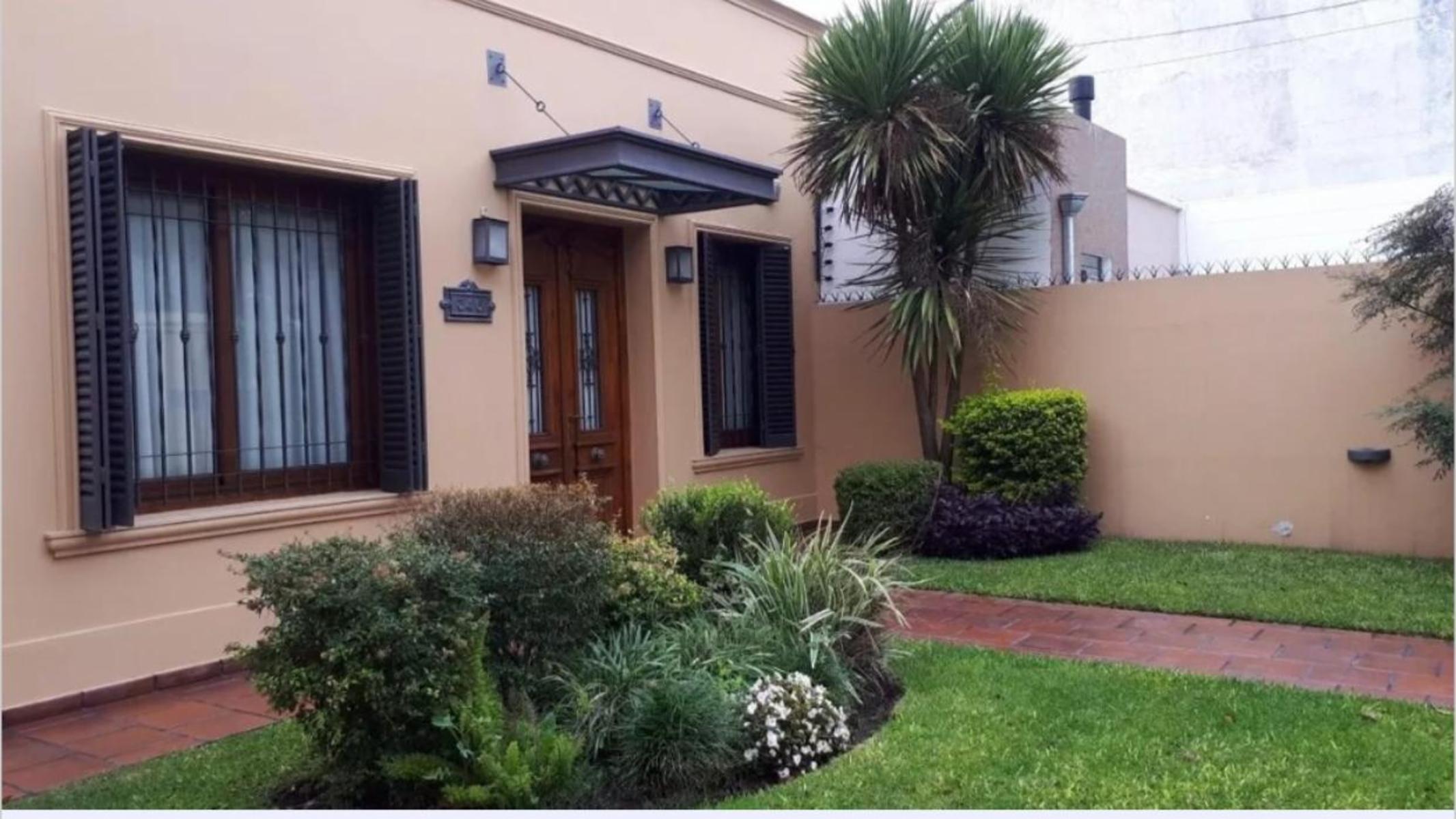 PROPIEDAD DE 3 AMBIENTES ESTILO ANTIGUO