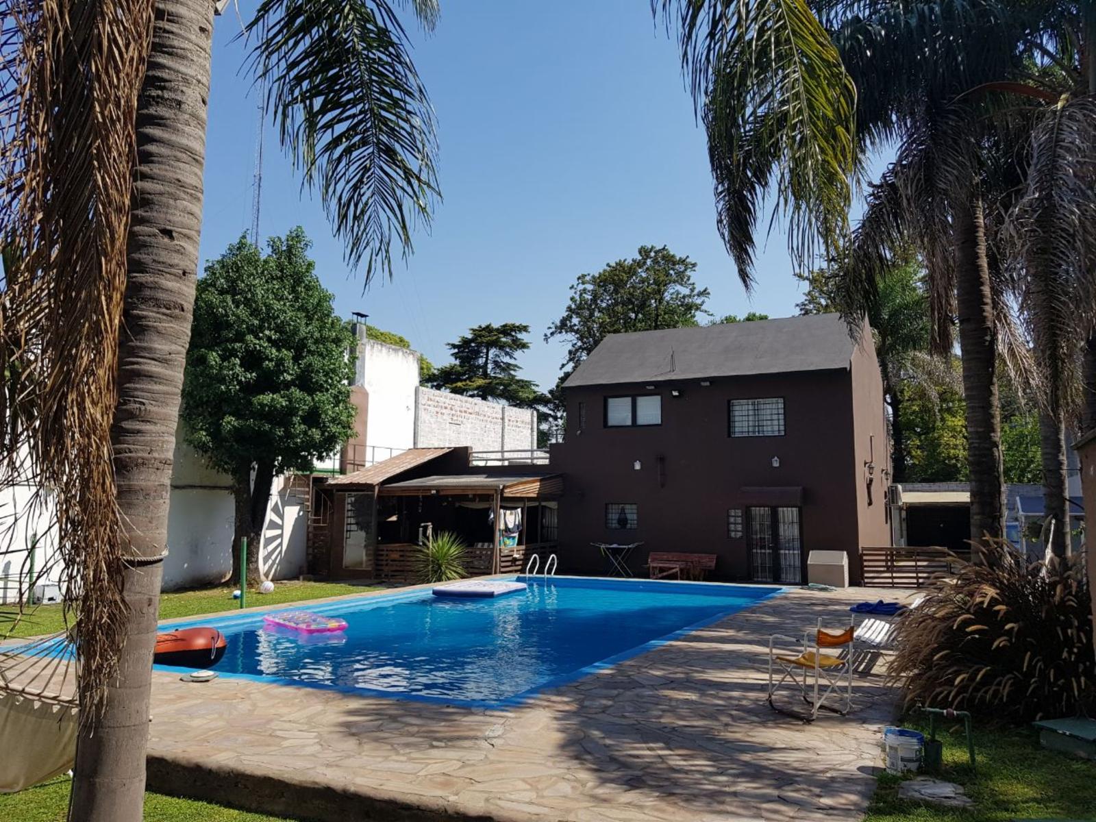 CHALET CON AMPLIO LOTE E IMPECABLE CONSTRUCCION