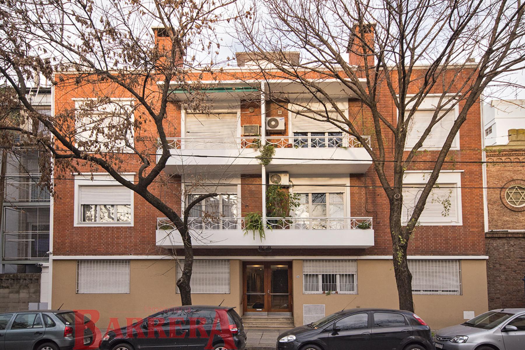 Depto 1º por escalera de 3 ambientes con balcon y cocina con lavadero separado