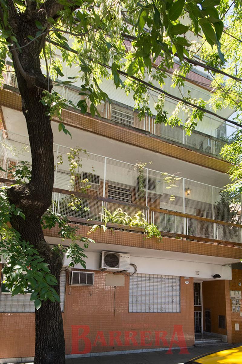 3 ambientes con baño y toilette, cocina -oficce amplia, 2 patios luminoso, APTO CREDITO