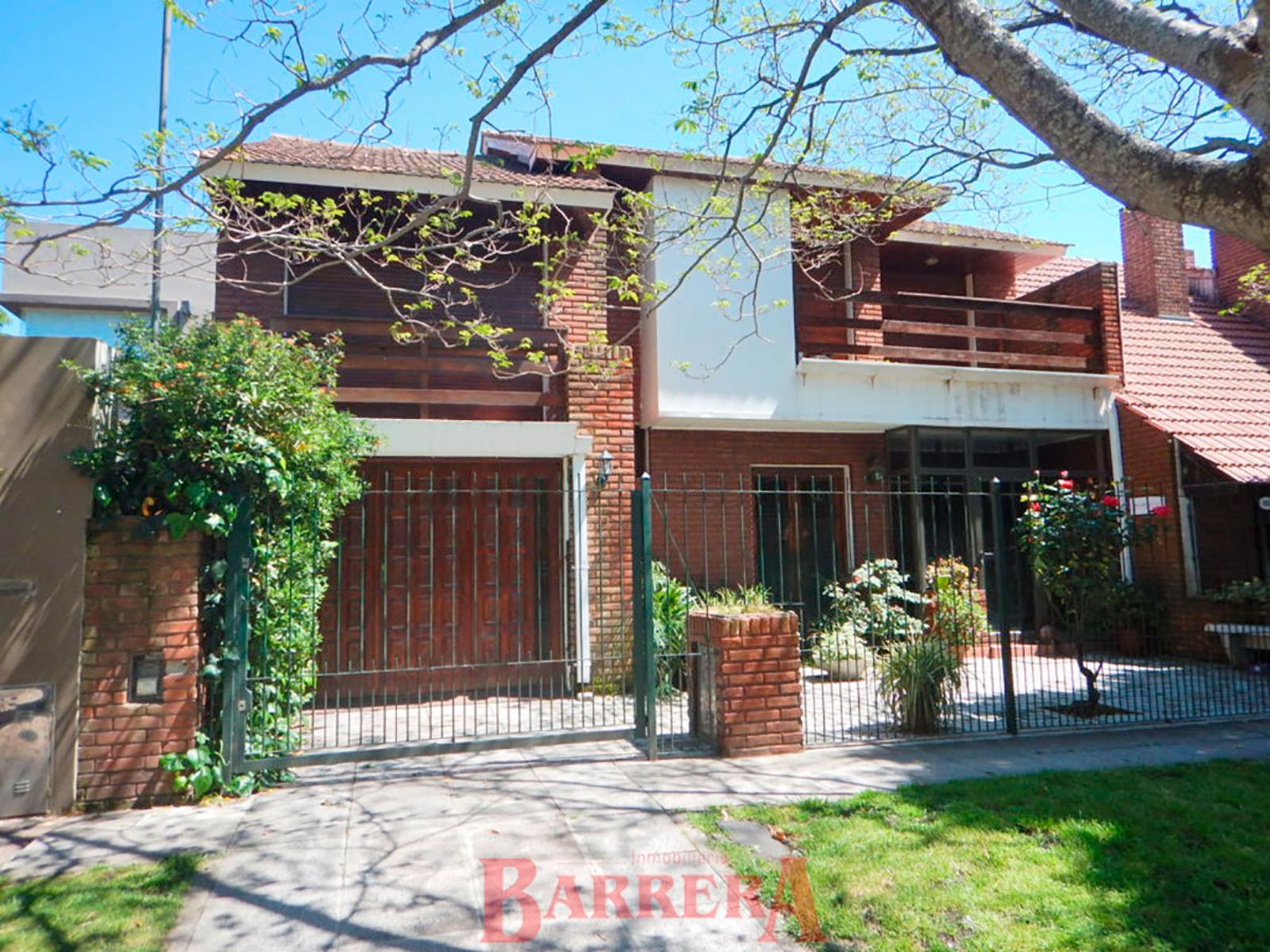 Chalet 4 dormitorio y estudio, 1 cuadra Av. Constitución y 9 de la playa