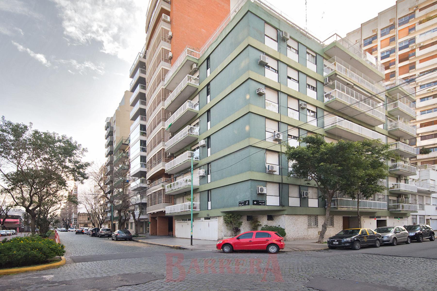 3 ambientes con dep. serv. Cochera DOBLE, 4to piso al frente Andonaegui esq. Mendoza