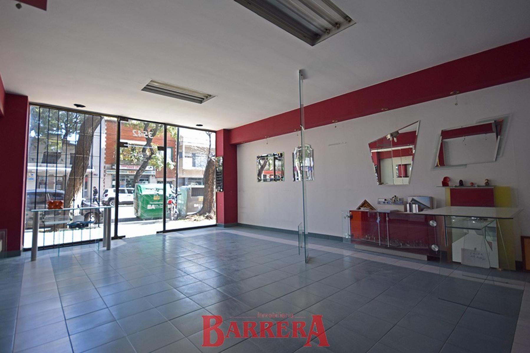 Hermoso local sobre avenida en su zona comercial