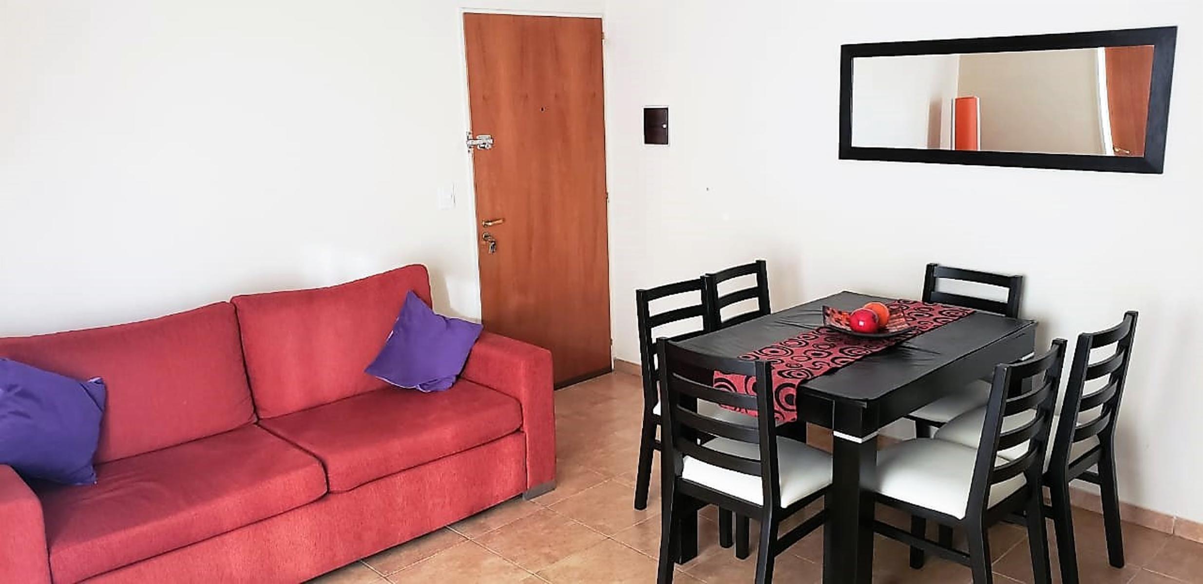 Hermoso PH dos ambientes en primer piso con balcón. Bajas expensas