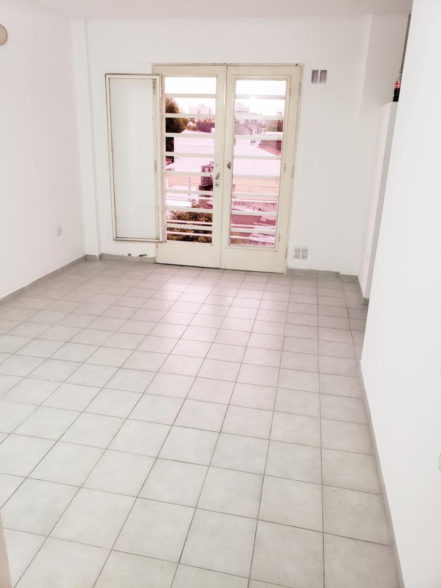 DEPARTAMENTO DE 1 DORM EN AV. 38 E/ 11 Y 12. ESTADO: EXCELENTE