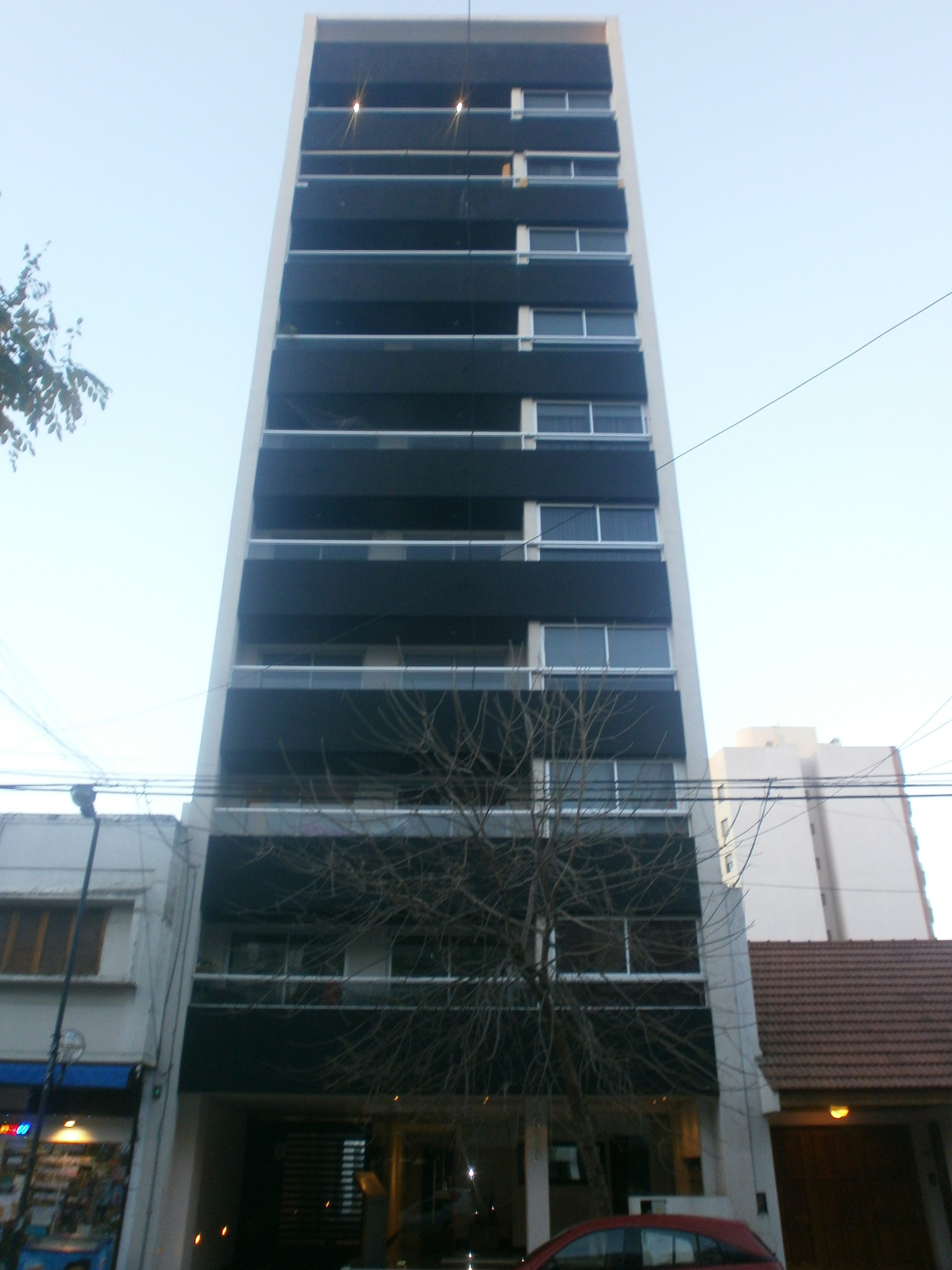 Departamento de 2 dormitorios, de categoría, amplio y luminoso, de  85 m2 con cochera semicubierta