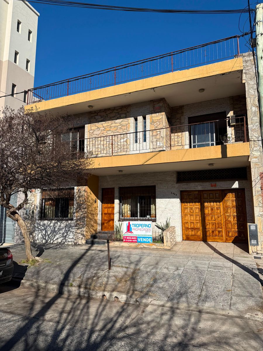 Casa en venta 5 ambientes con Jardin cochera pasante y quincho