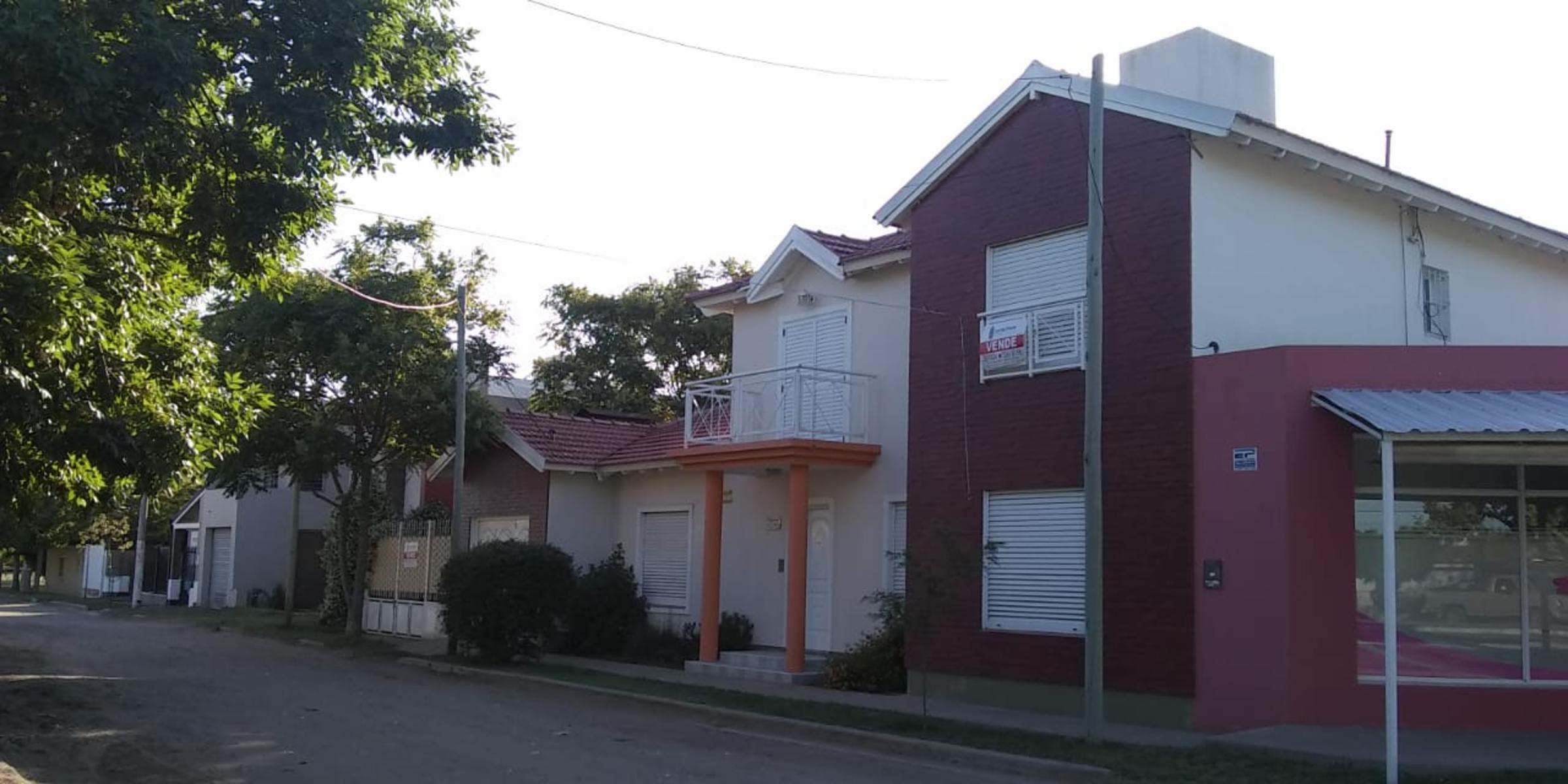 Excelente Propiedad en Barrio Villa Santillan y Local Comercial