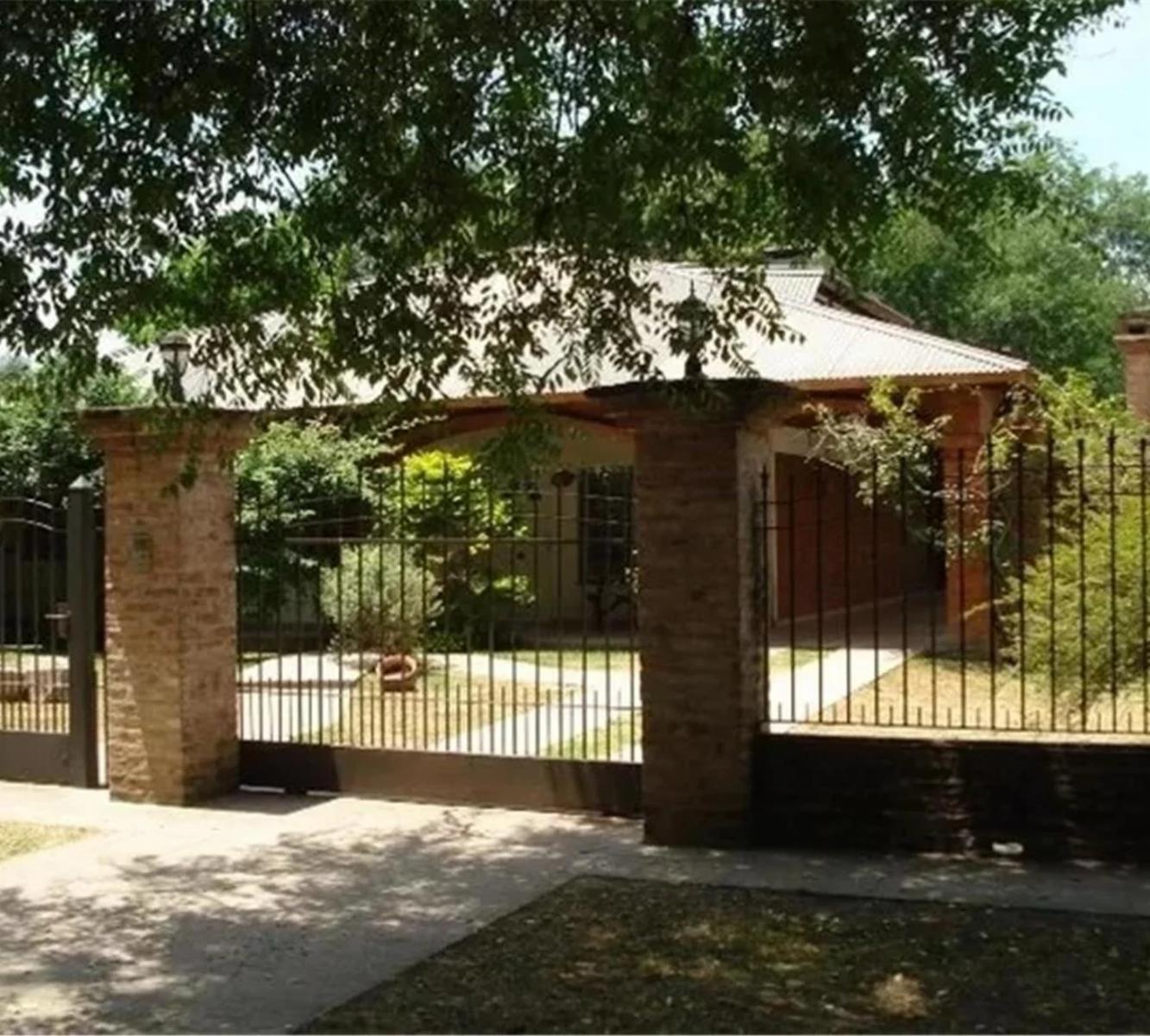 CHALET 5 AMBIENTES CON PISCINA