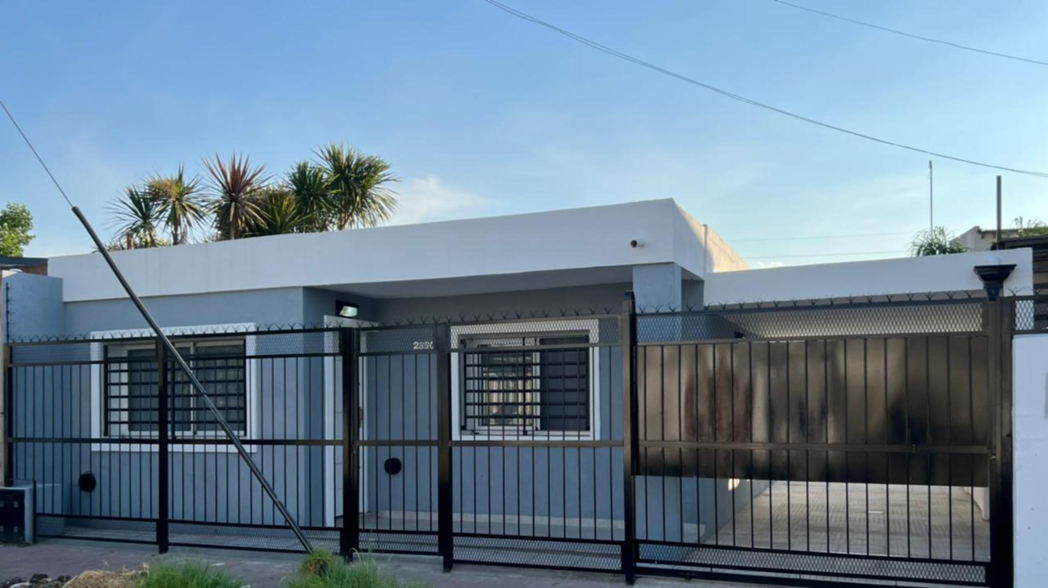 EXCELENTE CASA 4 AMBIENTES TOTALMENTE RECICLADA A NUEVA