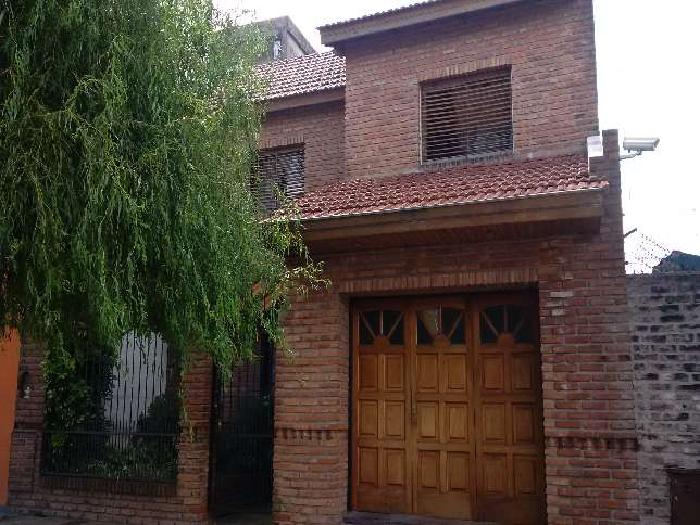 Chalet 4 amb con pileta, quincho, garage.