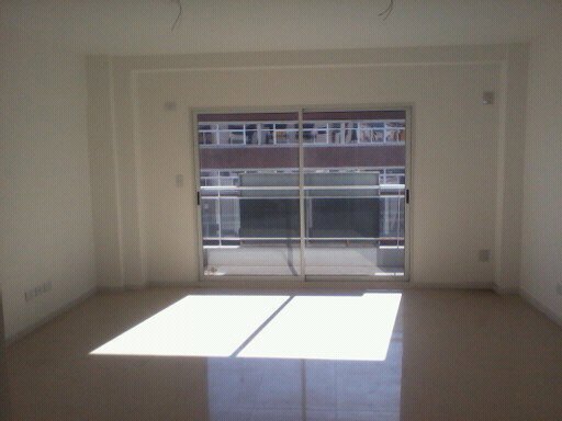 DEPARTAMENTO NUEVO, DE UN AMBIENTE amplio, 3 AÑOS DE ANTIGUEDAD, es FRENTE, ORIENTACION NORTE,  BALCON, Y SUPER LUMINOSO 