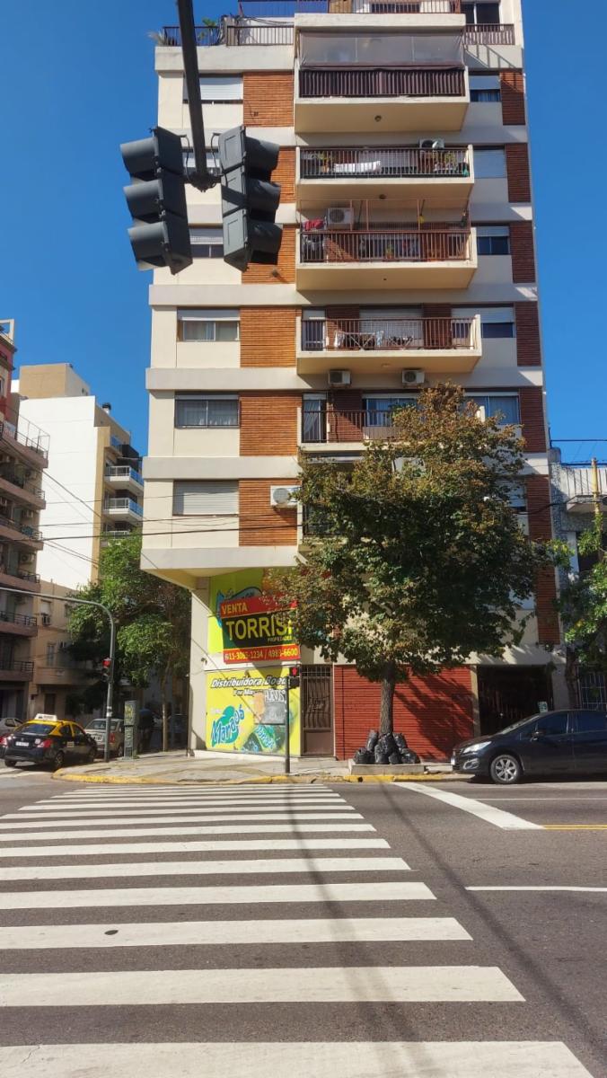 VENTA DE DEPARTAMENTO DE 3 AMBIENTES FRENTE CON BALCON, SUPER LUMINOSO