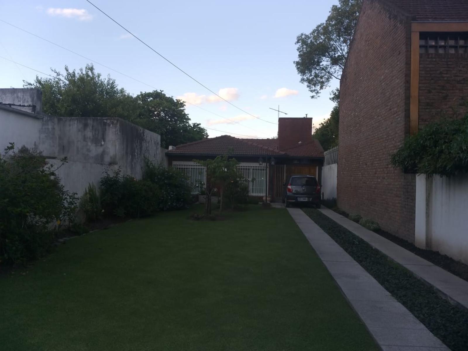 Casa en venta de 3 Ambientes con cochera. En Moreno.