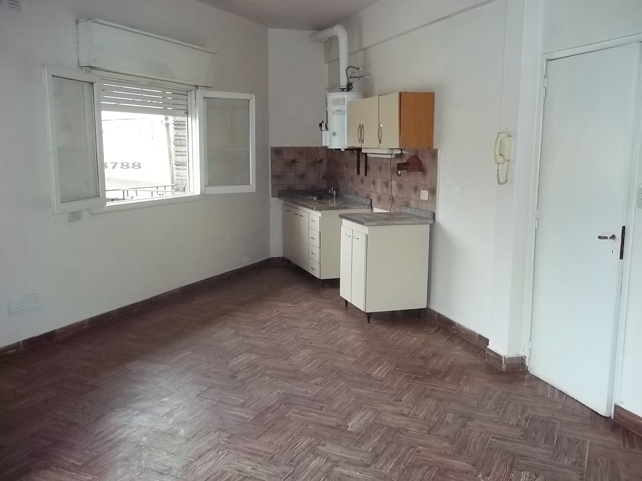 Alquiler departamento 3 ambientes La Tablada.-