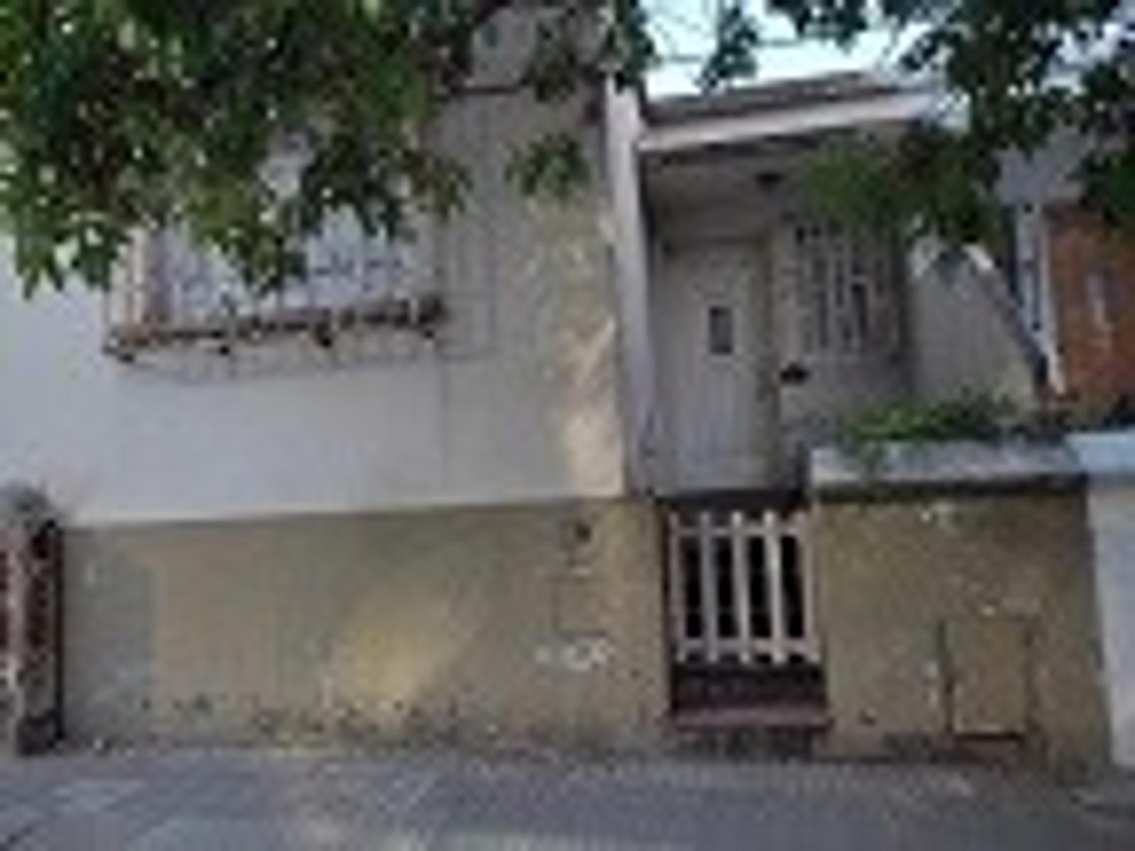 CALLE ALSINA CASA MUY BIEN UBICADA