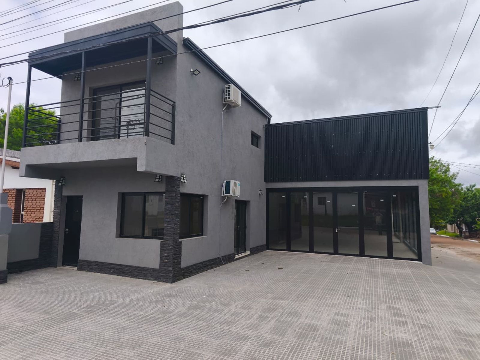 EXCELENTE LOCAL A ESTRENAR CON OFICINA Y DPTO