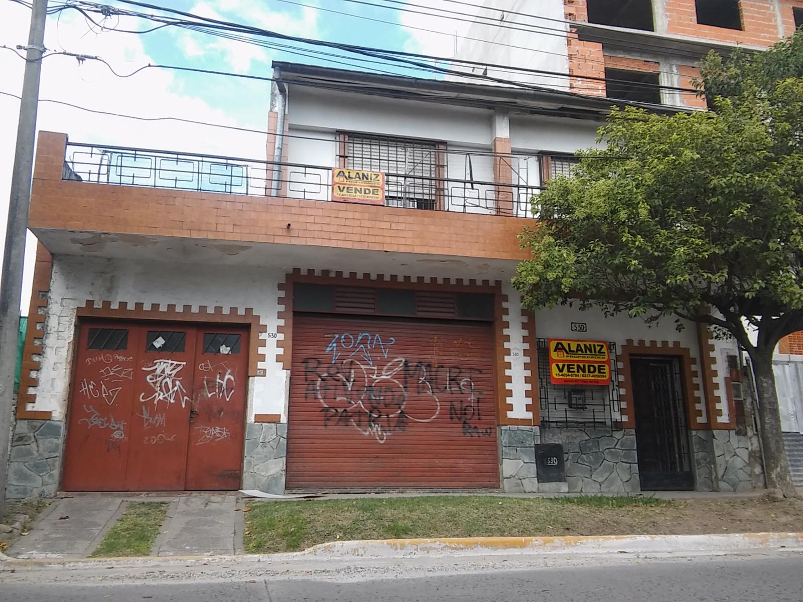 VENDO CASA CON LOCALES CENTRO PASO DEL REY
