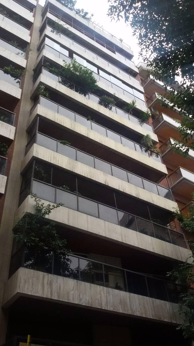 RECOLETA - Piso de Catg. Viv. 24hs. 2 Cocheras Fijas, Baulera, Balcon Aterrazado 3 Dorm (1 en suite), Gran Cocina, 2 Dependencias.