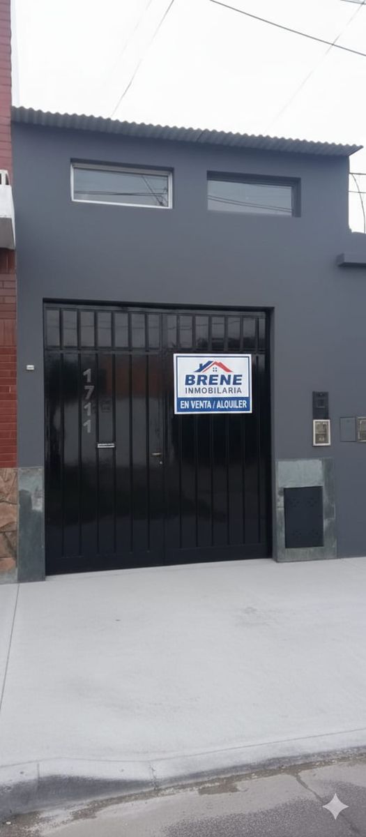 excelente propiedad dos ambientes. con cochera.