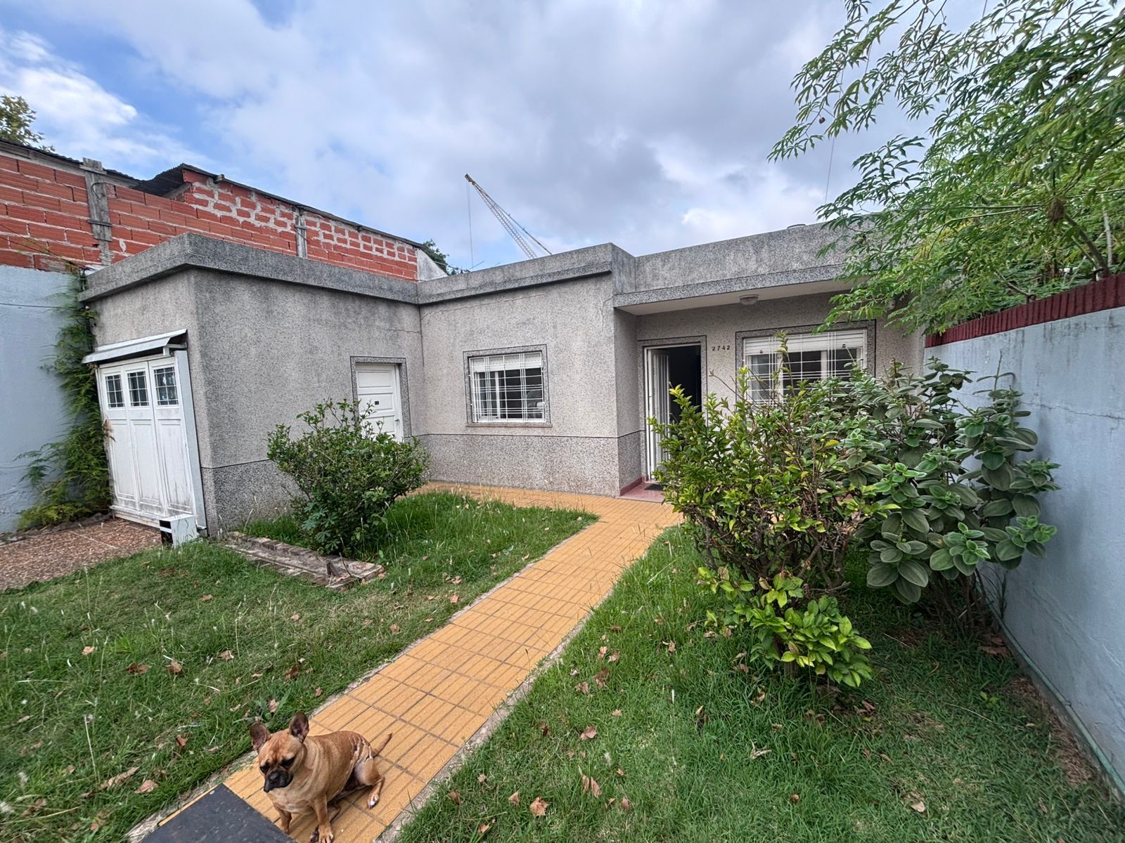 Casa de 4 ambientes en excelente estado y cuenta con una cochera