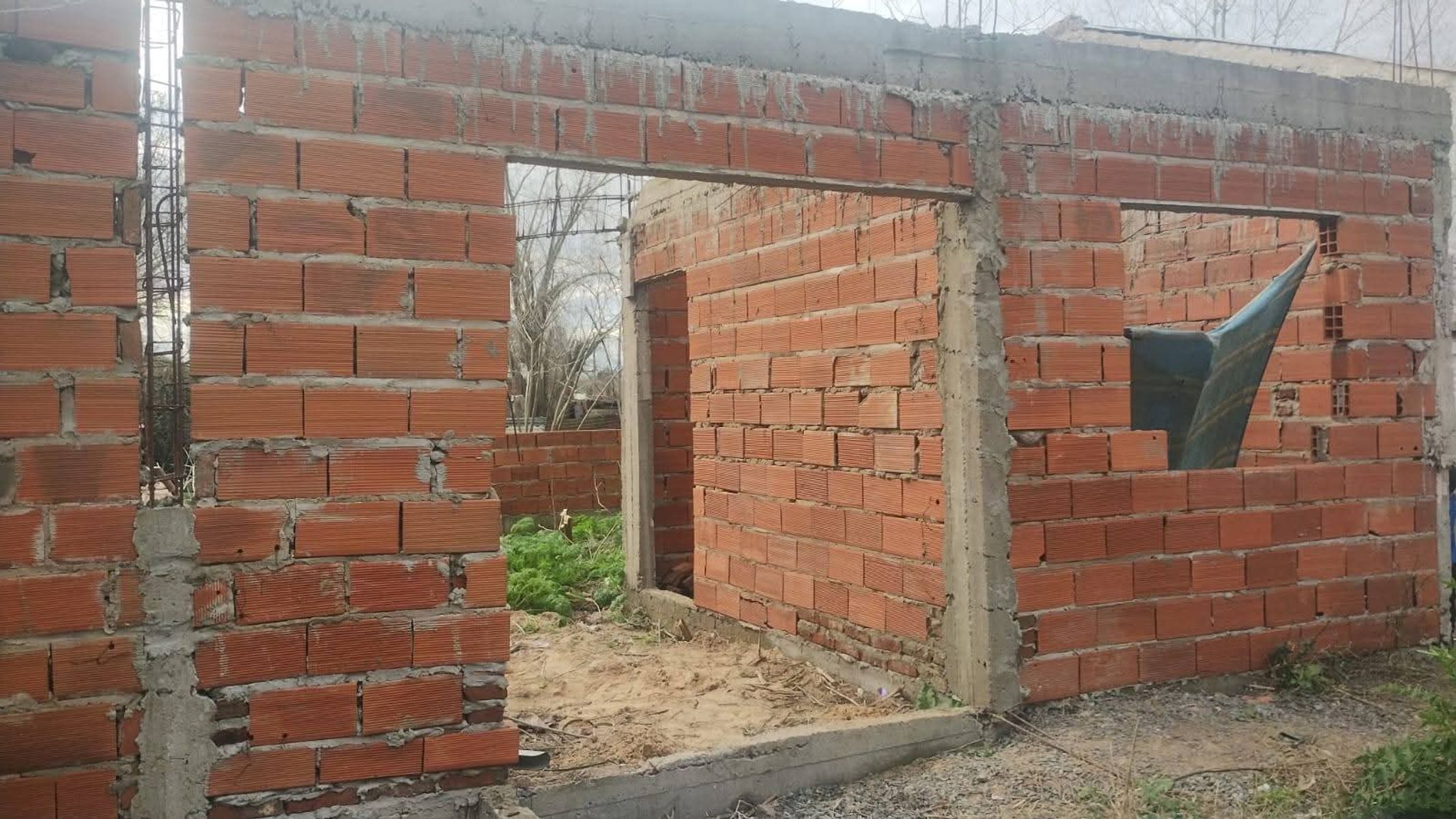 TERRENO EN F. VARELA CON CONSTRUCCION A TERMINAR