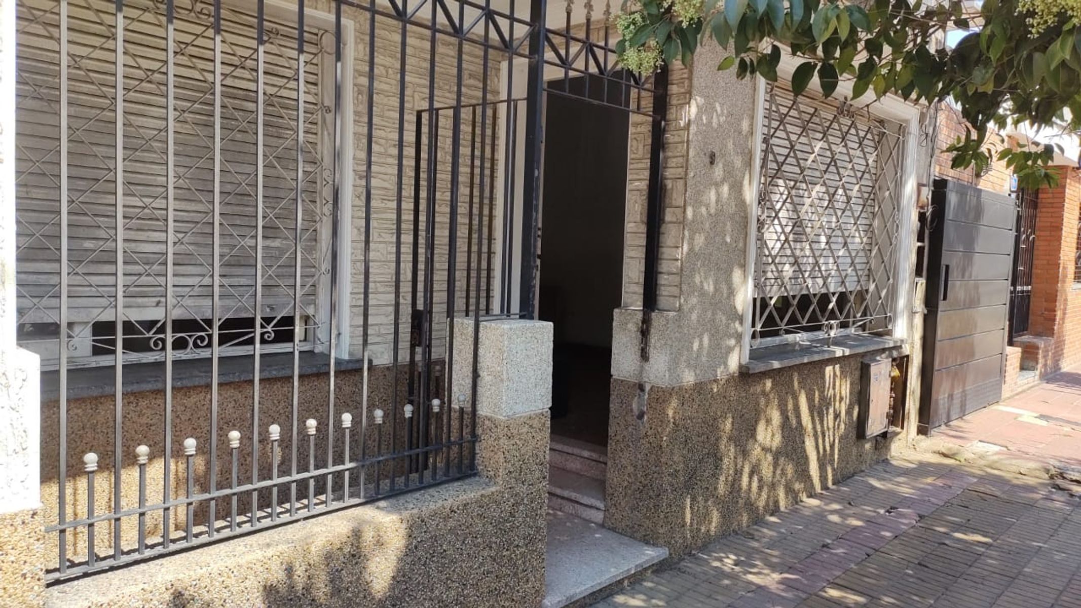 TRES AMBIENTES AMPLIO CON PATIO SARANDÍ