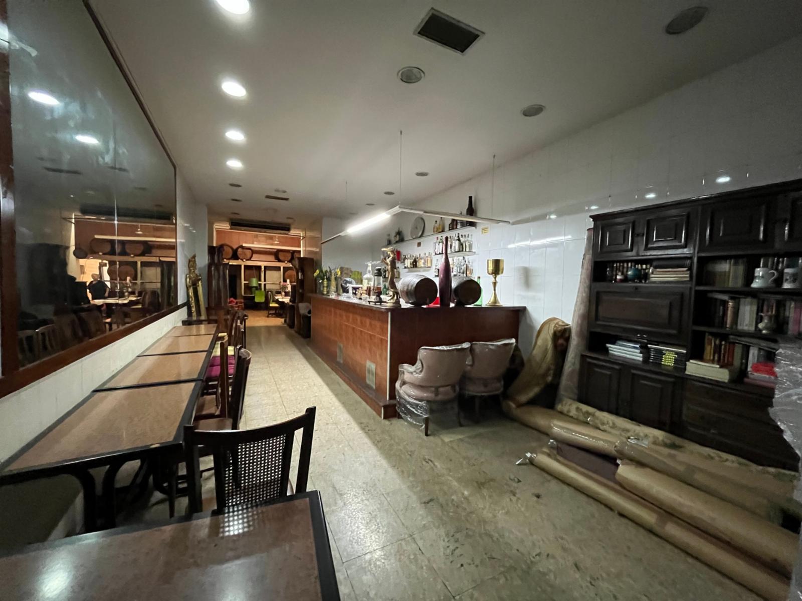 Edificio Completo con 10 Viviendas independientes y Restaurante en Barcelona