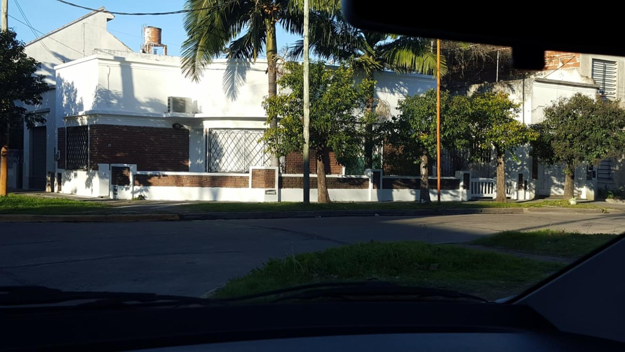 VENTA DE CASA EN ESQUINA EN QUILMES OESTE