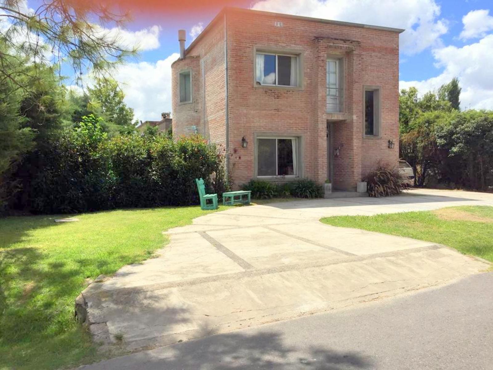 Hermosa casa en Barrio EL LUCERO....