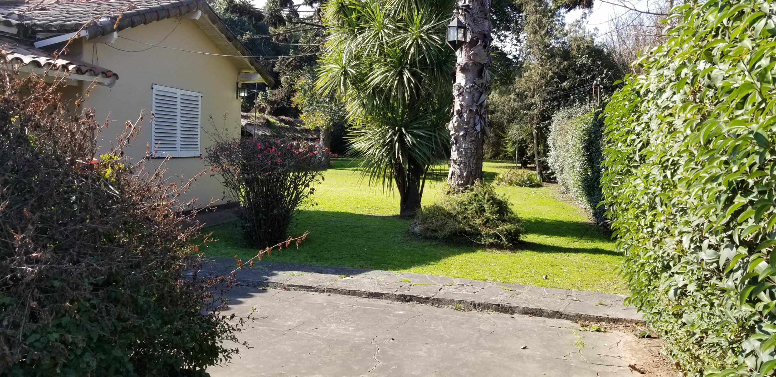 Casa Quinta Parque 2500 m2. arboleda añosa - gas natural a 50 metros de Av. Piovano ex Ruta 7 zona residencial - NOVOA PROPIEDADES