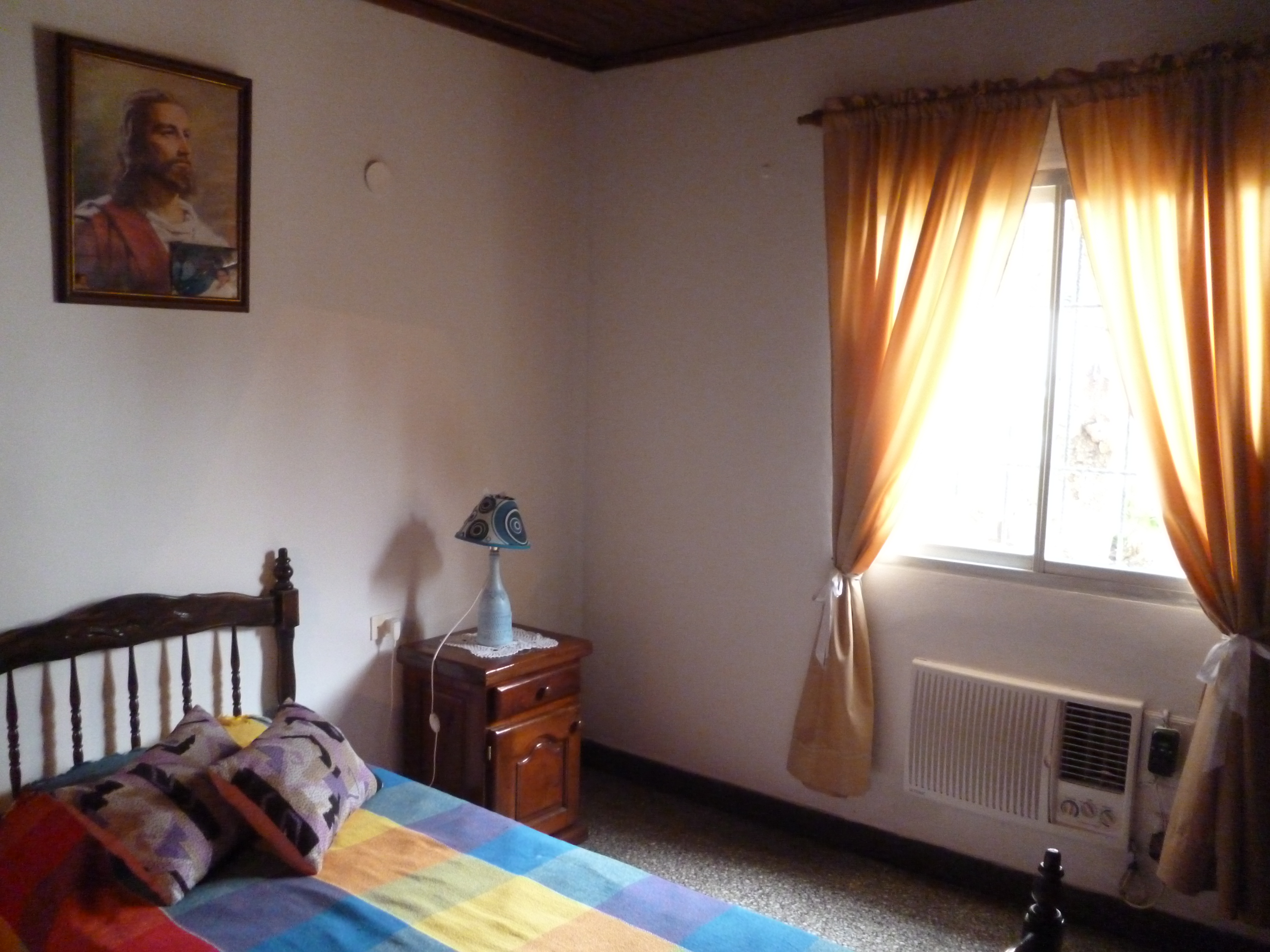 Alquilo casa para AGOSTO zona Colegio Saint Patrick. $8500.
3 dormitorios, 2 baños, cocina, comedor,living-comedor, cochera para 2 autos, ambientes amplios,
$8500