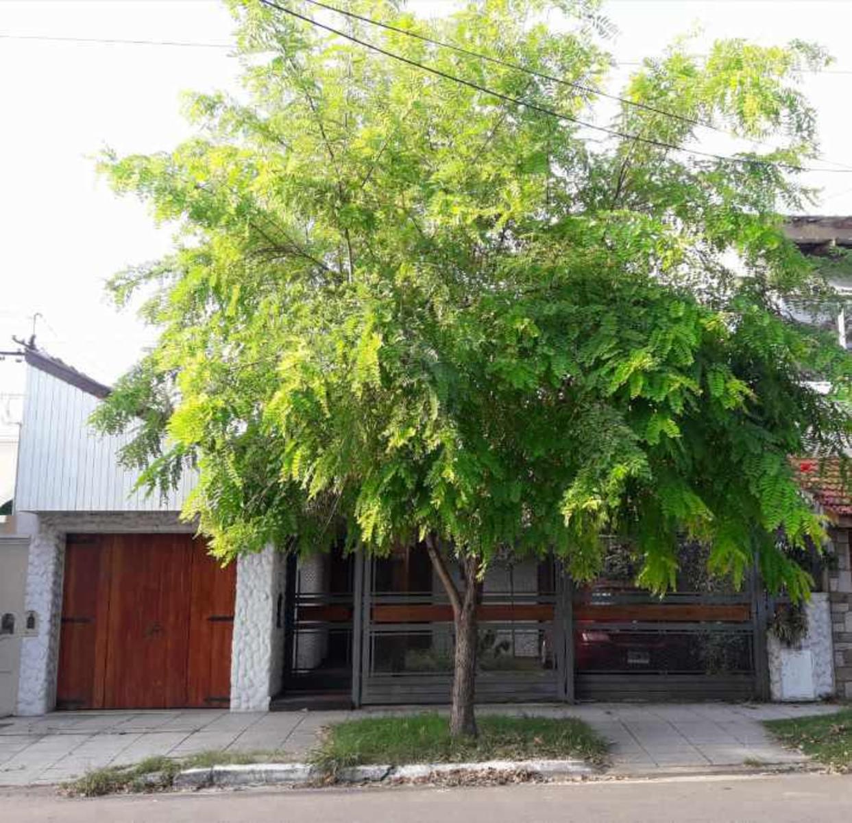 Chalet 4 amb. con pileta y depto de 2 amb al fondo, ideal 2 familias