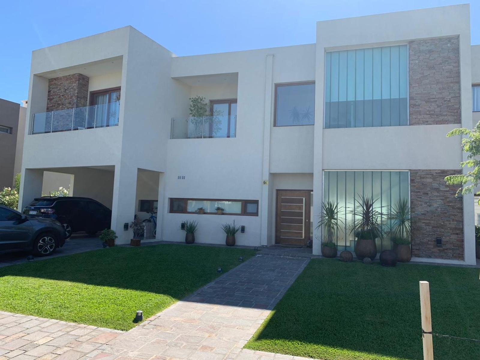 Importante casa en Nuevo Quilmes lote central, excelente calidad constructiva