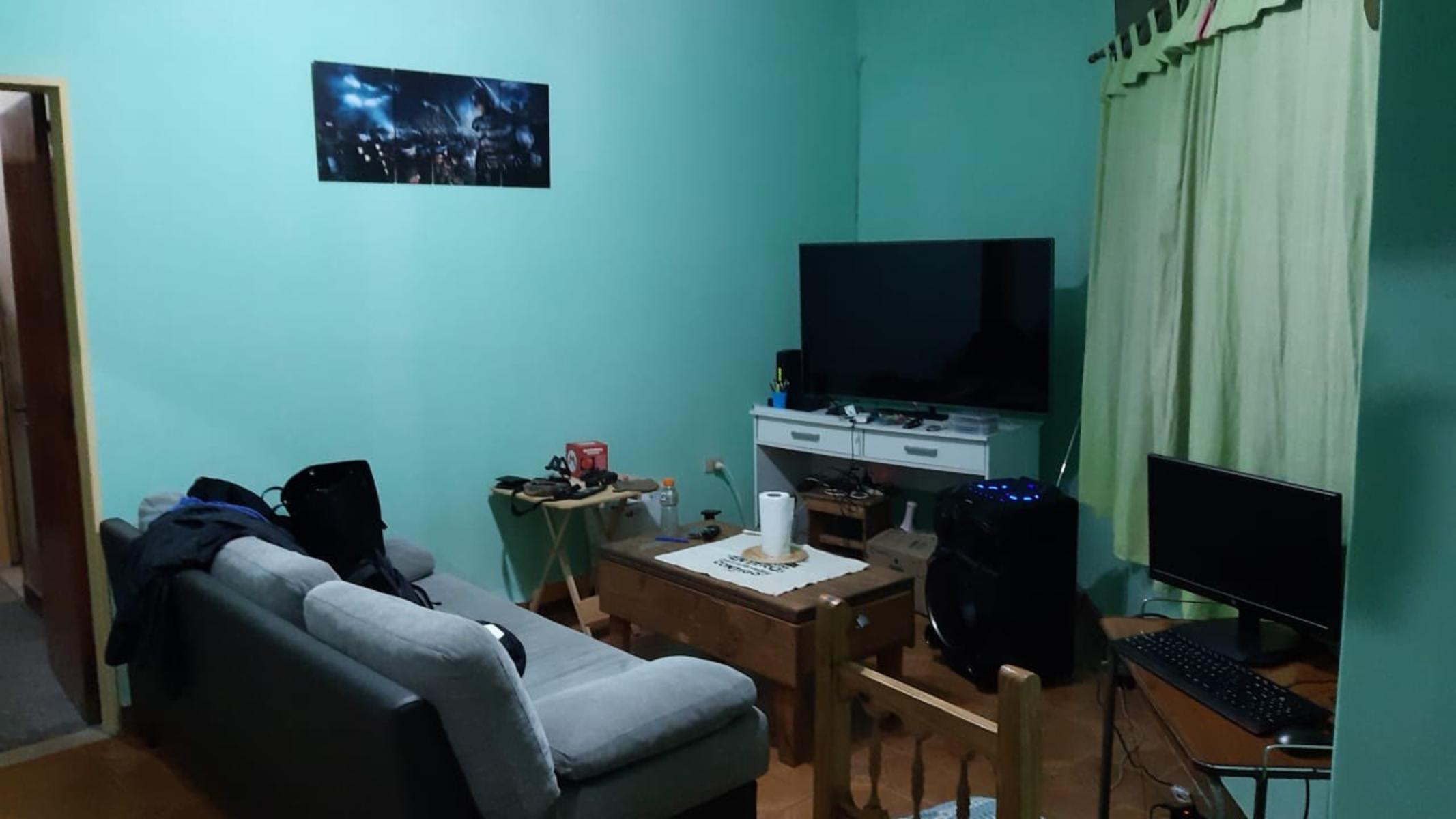 Venta casa en esquina. A Reaccionar. Lote de 11x17,37. Con dos Garajes, Patio Y Terraza. Oportunidad