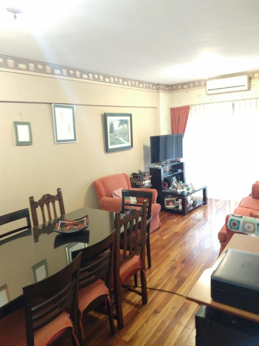 Excelente depto. 3 amb, al frente,  con balcón. 66mts. Muy luminoso.